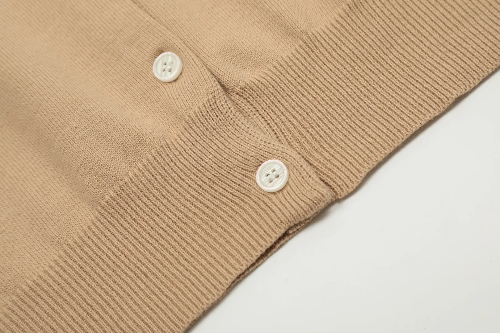 🅿️190 "Top Quality" Style Number: DS010# [Ralph Lauren Solid Color Round Neck Basic Pony Embroidered Logo Knitted Cardigan Long Sleeve] ✅Ralph Lauren Classic Basic Versatile Jersey Cardigan Long Sleeve Small Jacket ✅Main supplier of platform live broadcast wholesale entities ✅ZP quality 1:1 pattern making Scan the code to enter the GF website Counter quality ✅Details and quality The only one in Guangzhou Imported quality cotton yarn Mainly high-end Cost-effective, good quality, no need to say more ✅The version is restored to the original, loose, comfortable and stress-free, simple is high-end, classic is timeless ✅The upper body is simple and easy to match, a must-have for goddess ootd. Good-looking clothes are never picky. A must-have in the goddess’ wardrobe. Size: S-XL Color: Off-white, light blue, pink, khaki, army green, gray, navy, black, Chinese red, mint green